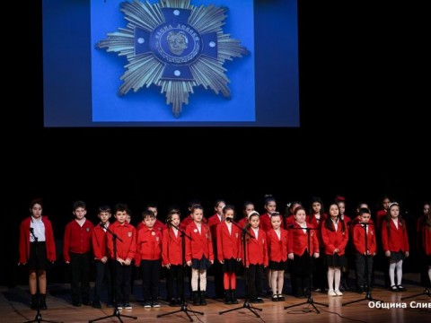 Музикално-поетична вечер за Васил Левски събра в Сливен ученици и потомка на Апостола  