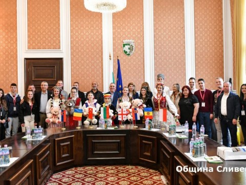 Представители на групите от фестивала „Приятелство без граници“ се срещнаха с кмета Стефан Радев 