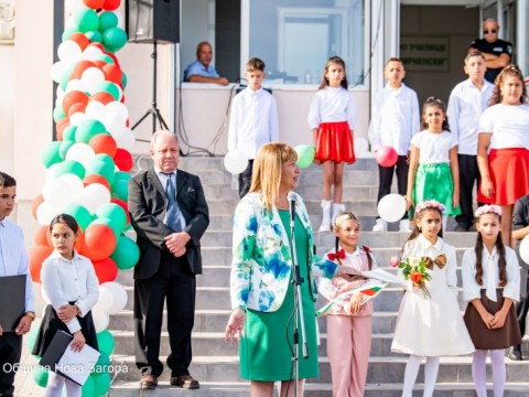 Обновеният дом на ОУ „Христо Смирненски“ в Нова Загора посрещна учениците за новата учебна година