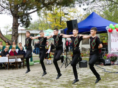 Бял кладенец отпразнува Димитровден с вяра, песни и кръшни хора