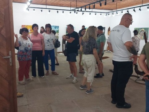 Откриха изложбата „СРЕЩА“ в Жеравна – изкуство, родено от приятелството и времето
