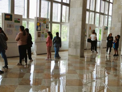 Изложбата „Моето село – приказка в цветове“ превърна Нова Загора в сцена на детското въображение