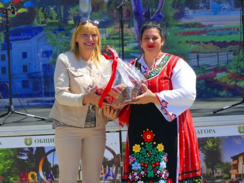 Празник на самардалата превърна Нова Загора в кулинарна столица