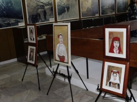 Изложба за българската традиционна носия гостува в Природо-научния музей в Котел