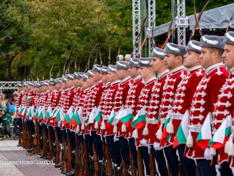 Нова Загора отбеляза Петковден с литургия, гвардейска церемония и почит към загиналите