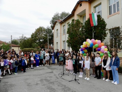 В община Нова Загора удари първият училищен звънец