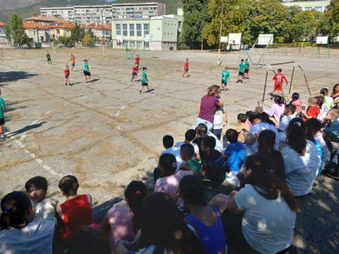 ОУ „Панайот Хитов“ зрелищно отбеляза Европейския ден на спорта в училище по инициатива BG „Бъди активен“