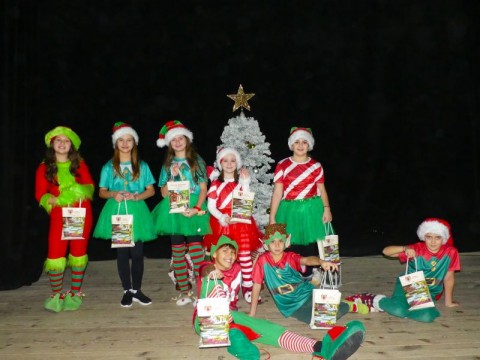 „Изгубеният коледен звън“ донесе коледна магия на децата в Нова Загора