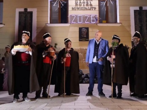 С топлина, светлина и балканско сърце Котел посрещна Дядо Коледа и Снежанка