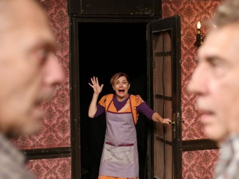 Комедията „Откачена фамилия“ гостува в театъра в Сливен