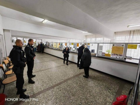 Извършена е охрана при работя с парични средства в три пощенски станции