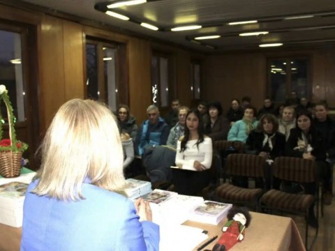 Котел посрещна писателката Ивелина Радионова в топла литературна вечер
